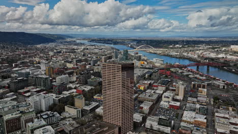 Portland,-Oregon,-Antena-V111,-Edificio-De-Gran-Altura-Sobre-El-Distrito-De-La-Perla-Que-Captura-El-Paisaje-Urbano-Del-Centro-Y-El-Río-Willamette-Con-Los-Puentes-De-Broadway-Y-Fremont,-Filmado-Con-El-Cine-Mavic-3,-Agosto-De-2022