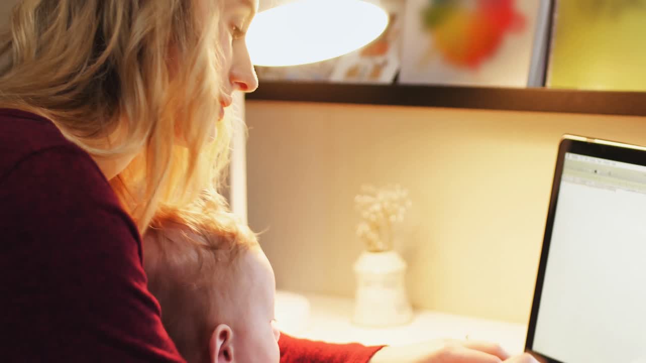 4k 노트북을 사용하는 엄마와 아기