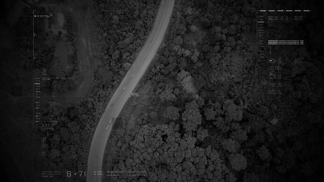 Drone con HUD futuristico - vista satellitare della sorveglianza del traffico su svincoli autostradali trafficati, tracciamento e monitoraggio del traffico autostradale per individuare un possibile veicolo target