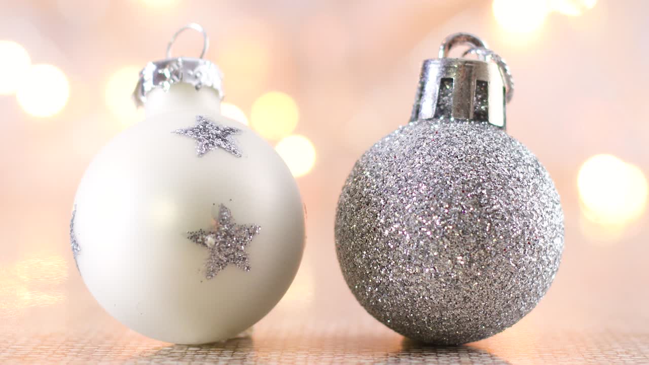 adornos navideños de brillo blanco y plateado en tema ligero con luces parpadeantes