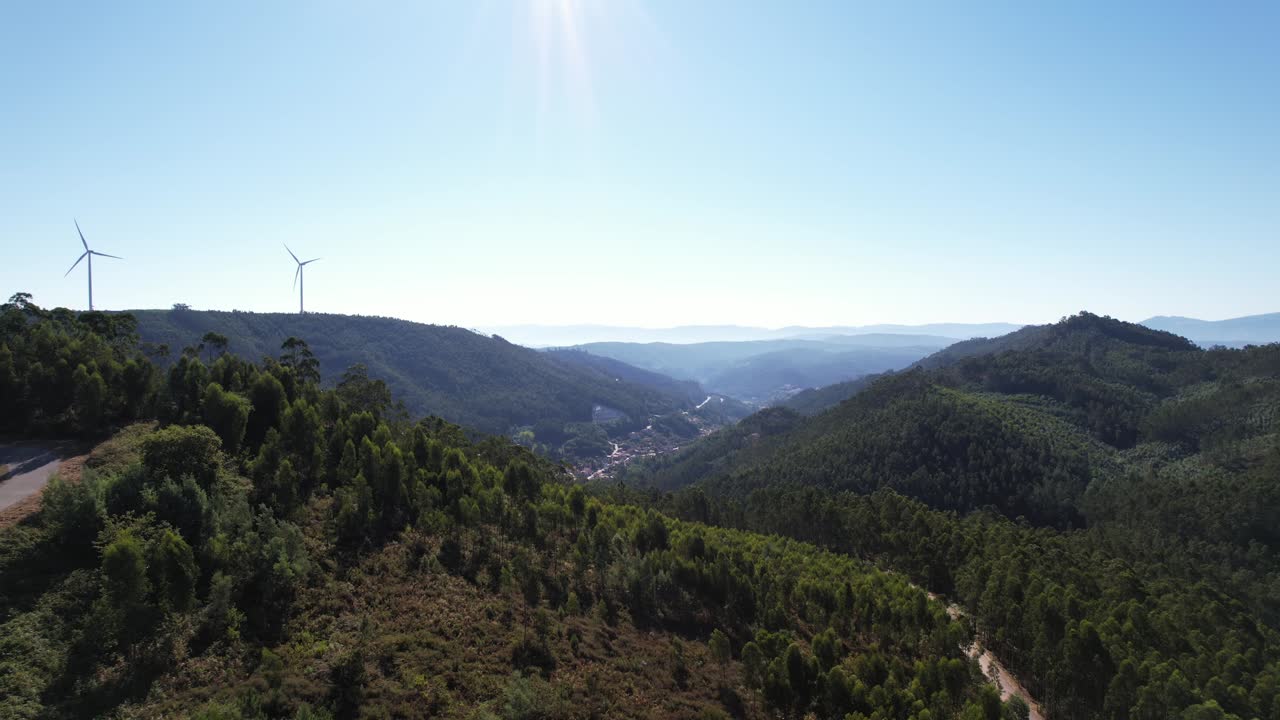 vista aérea de montañas y valles boscosos en Portugal