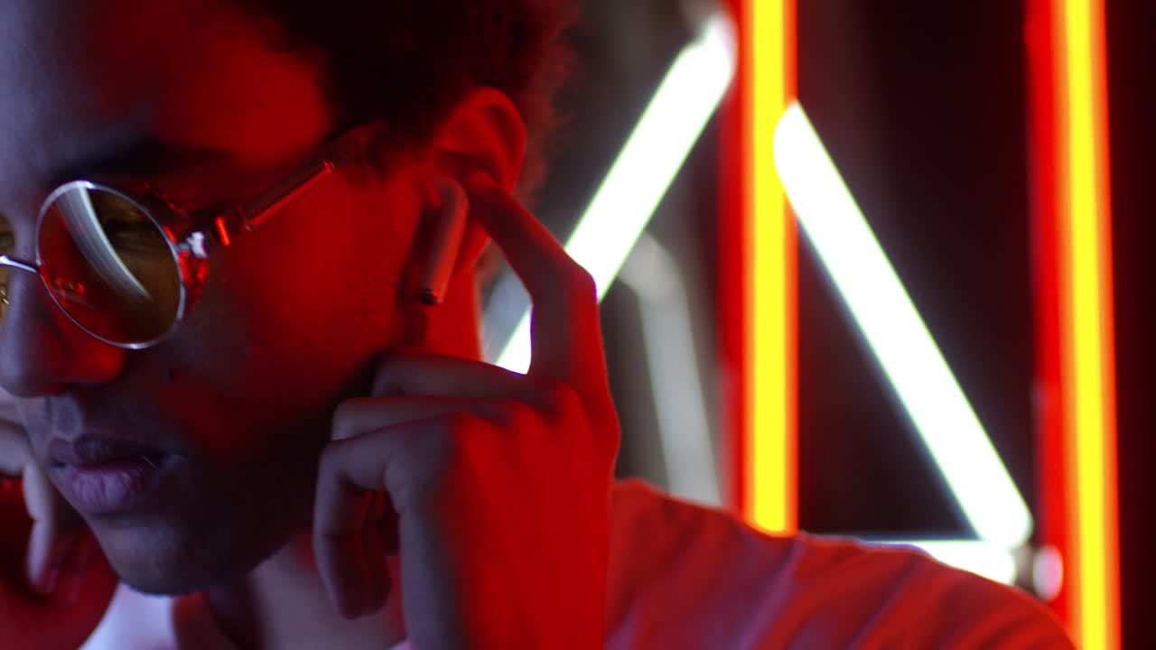 hombre escuchando música a través de auriculares inalámbricos