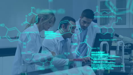 animación del procesamiento de datos médicos en diversos científicos que utilizan computadora juntos en el laboratorio