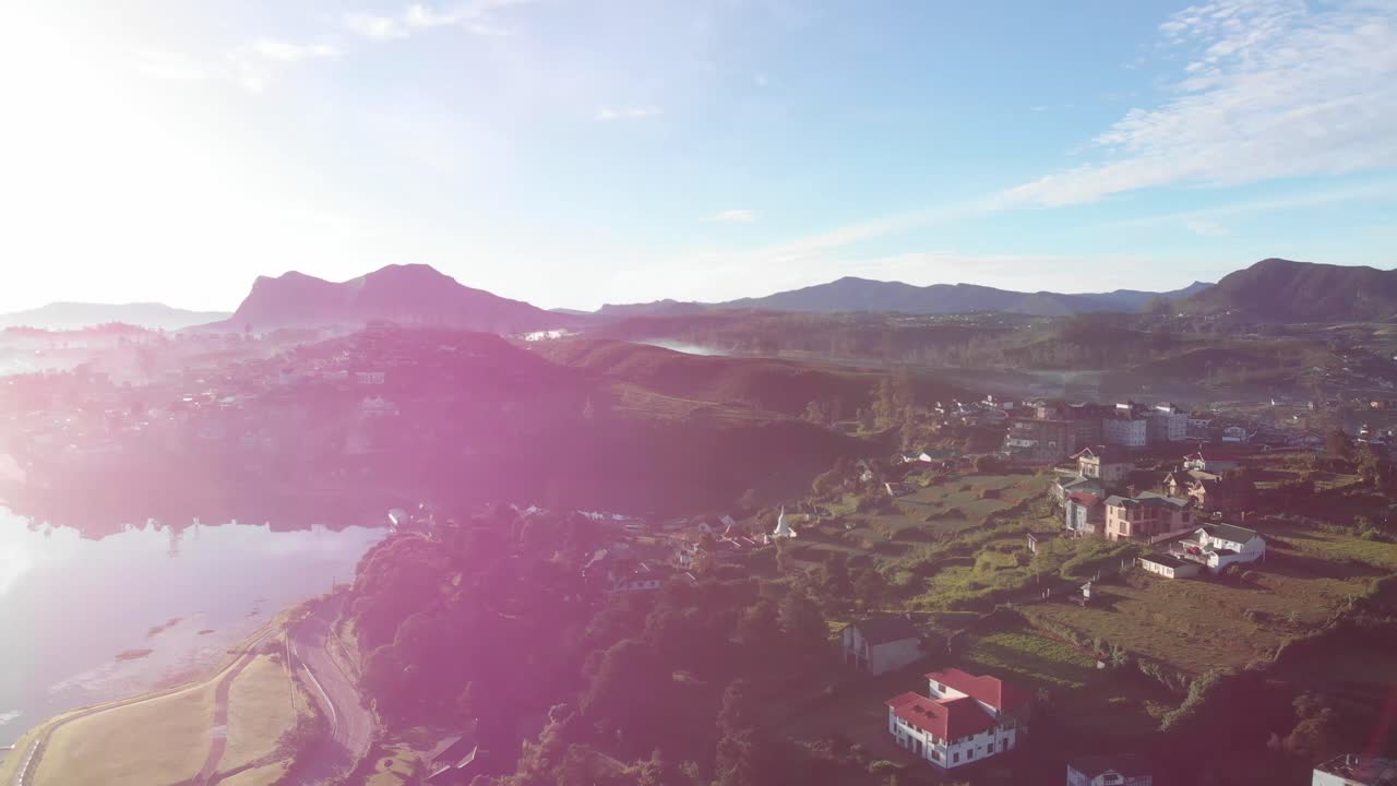 panning vista aérea de la hermosa y soleada aldea montañosa de nuwara eliya en sri lanka