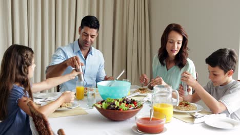 familia teniendo una cena de espagueti juntos