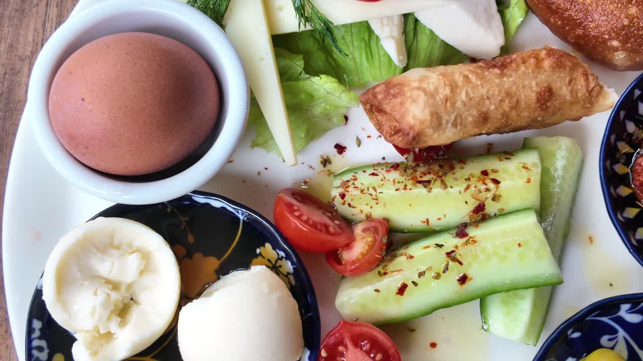 新鮮な野菜と伝統料理が並ぶ美味しい朝食プレート