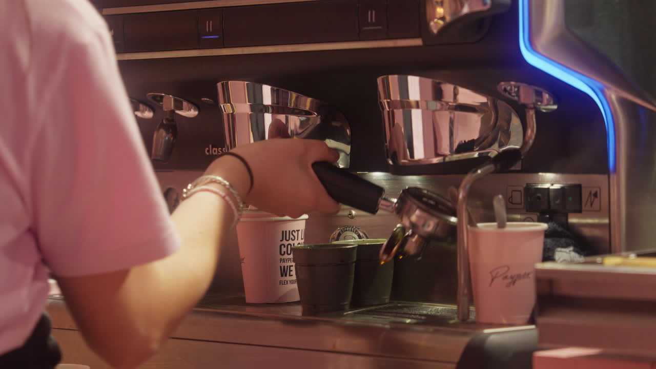 la joven está haciendo café, cafetería.