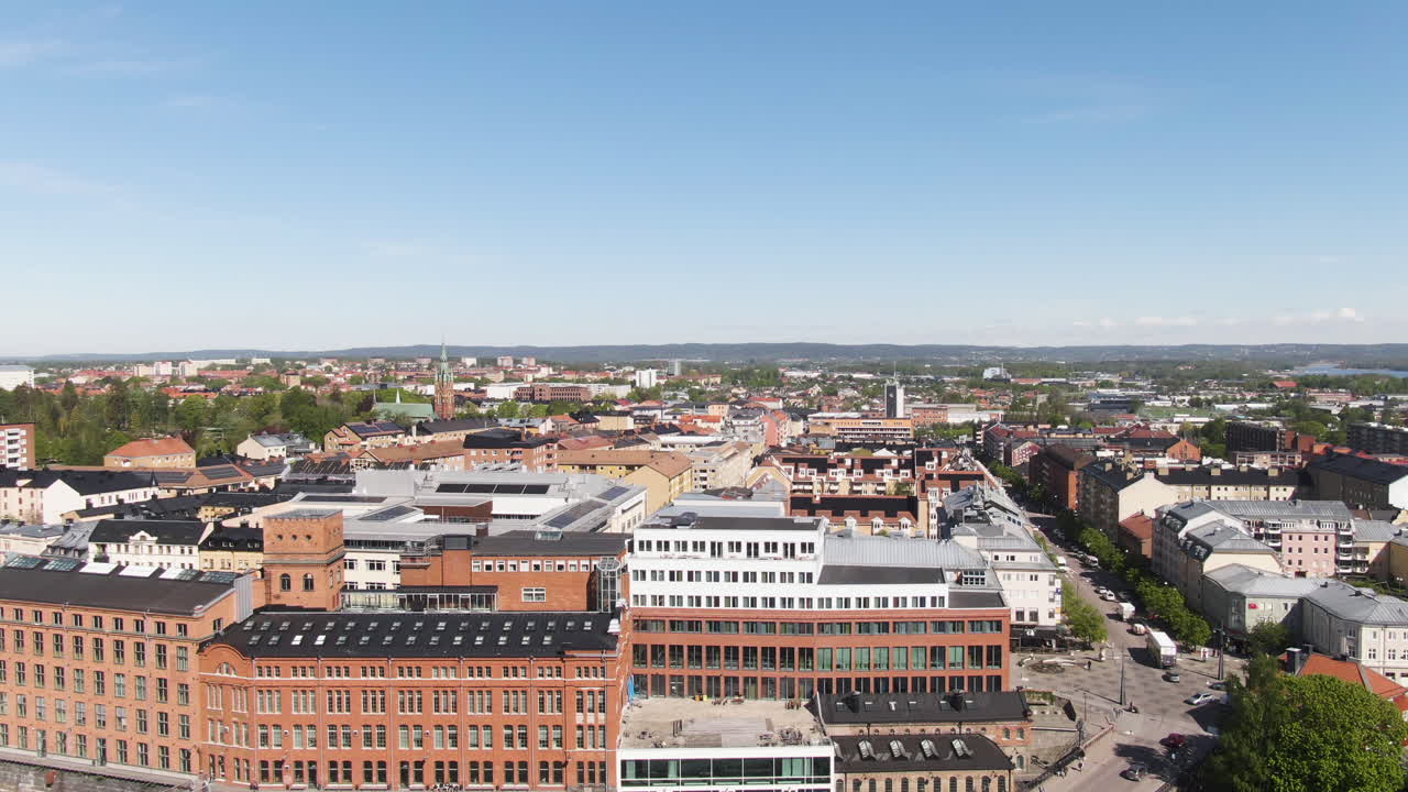 inclinación aérea hacia abajo sobre los antiguos edificios de la ciudad de norrkoping, suecia