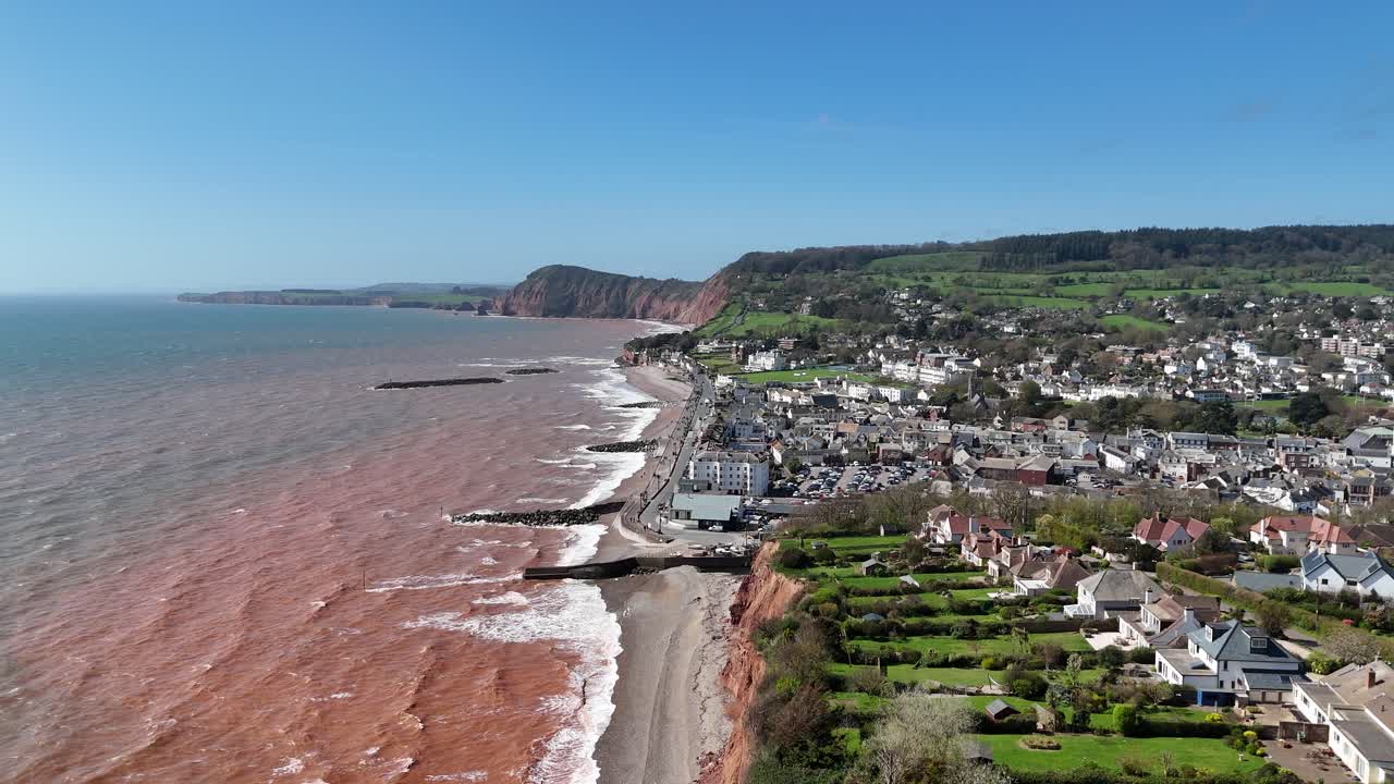 Sidmouth, Devon, spettacolari scogliere rosse con case che si affacciano sul mare, vista aerea.