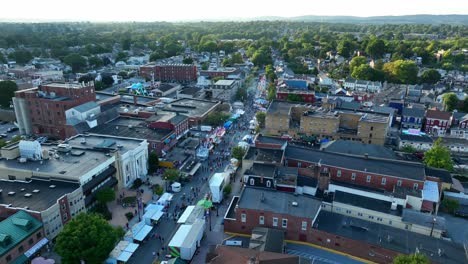 Luftbahn-Des-Straßenkarnevals-In-Der-Kleinen-Stadt-Amerika