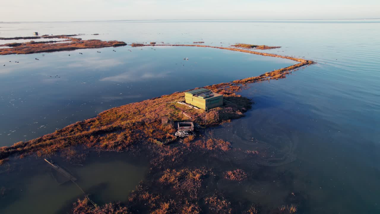 번트 오렌지 풍경과 깊고 푸른 바다에 대한 흥미로운 전망