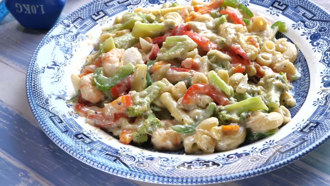pasta de camarón cremosa con verduras