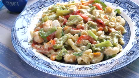 pasta de camarón cremosa con verduras