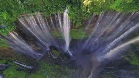 tumpak sewu cascadas arco iris vista panorámica aérea captura de lapso de tiempo inverso, indonesia