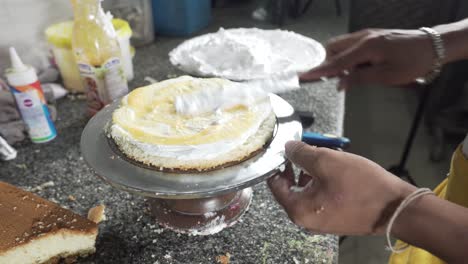 agregar relleno en la capa de pastel, mermelada amarilla encima de la crema batida, cerrar