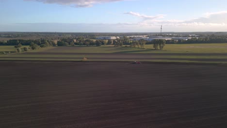 hermosa vista aérea vuelo persecución vuelo drone tractor en campo de otoño en brandeburgo havelland alemania en el verano de 2022