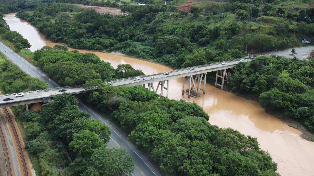 자동차 와 함께 콘크리트 다리  ⁇  에서 열차 를 건너고 있다