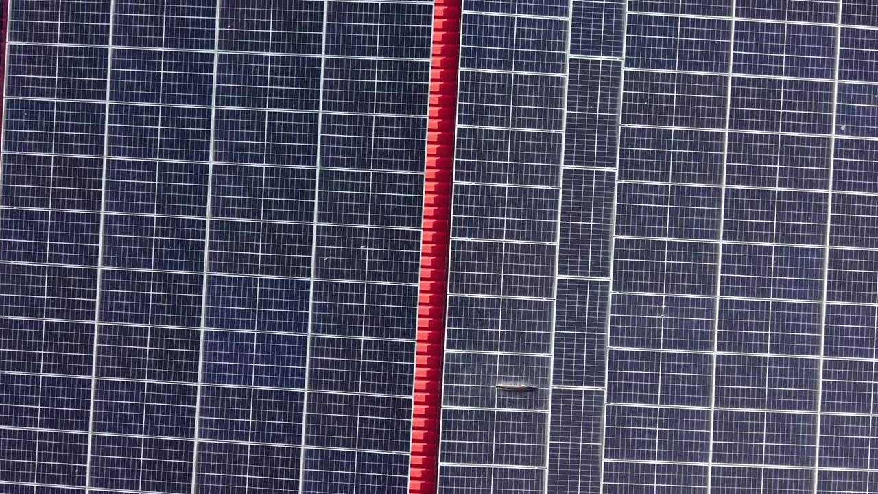 Pannelli solari coprono una vasta area, mostrando la tecnologia utilizzata per generare elettricità dalla luce solare
