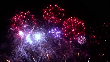 coloridos fuegos artificiales explotando en el cielo nocturno. celebraciones y eventos en colores brillantes.