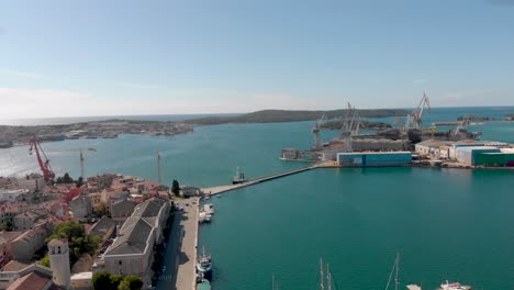 edificio de fábrica frente a la costa de croacia