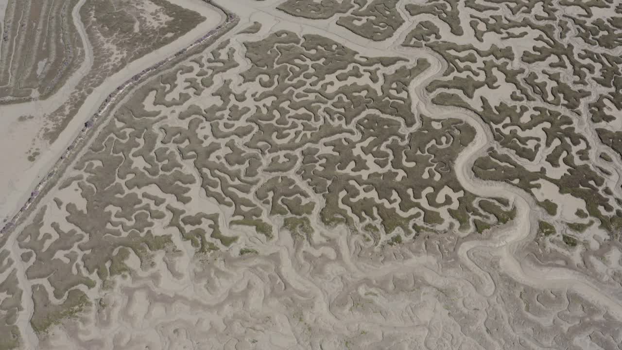 조류 사이의 구역과 조류 평면의 공중 사진