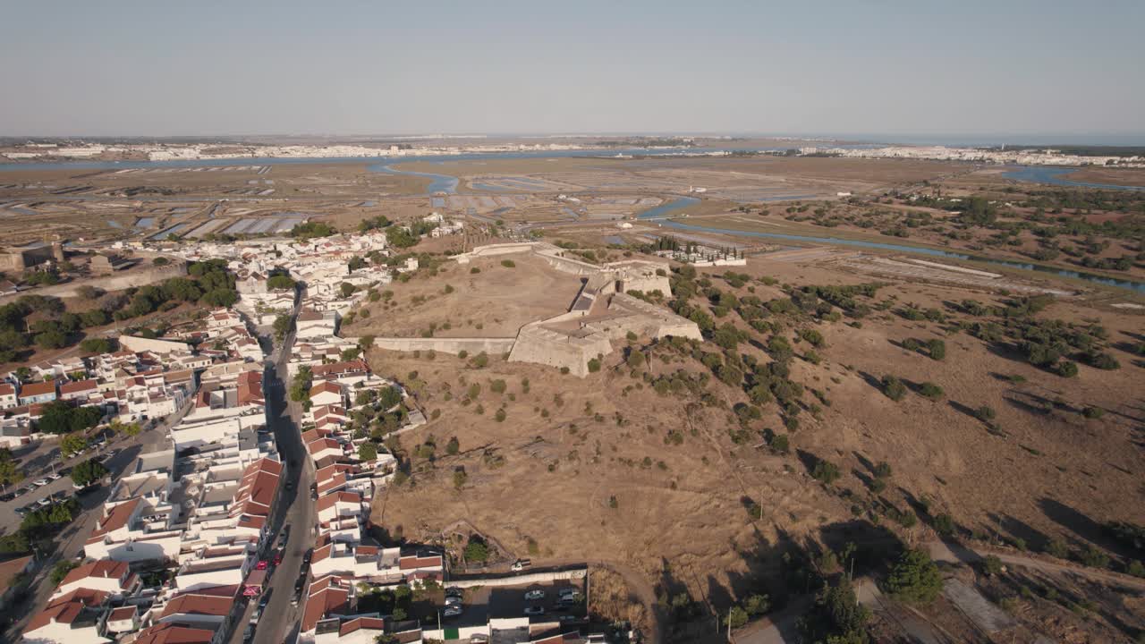 toma aérea descendente de forte de sao sebastiao en castro marim, algarve, portugal