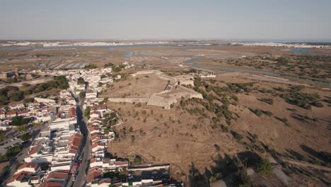 Toma-Aérea-Descendente-De-Forte-De-São-Sebastiao-En-Castro-Marim,-Algarve,-Portugal