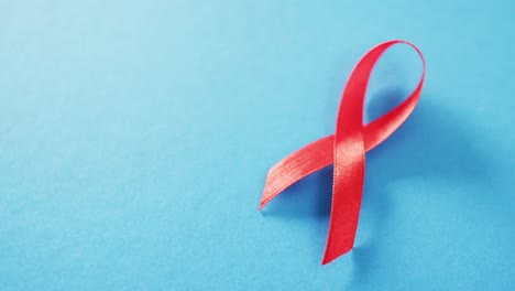 Video-Des-Roten-HIV--Oder-Aids-Bewusstseinsbandes-Auf-Blauem-Hintergrund-Mit-Kopierraum
