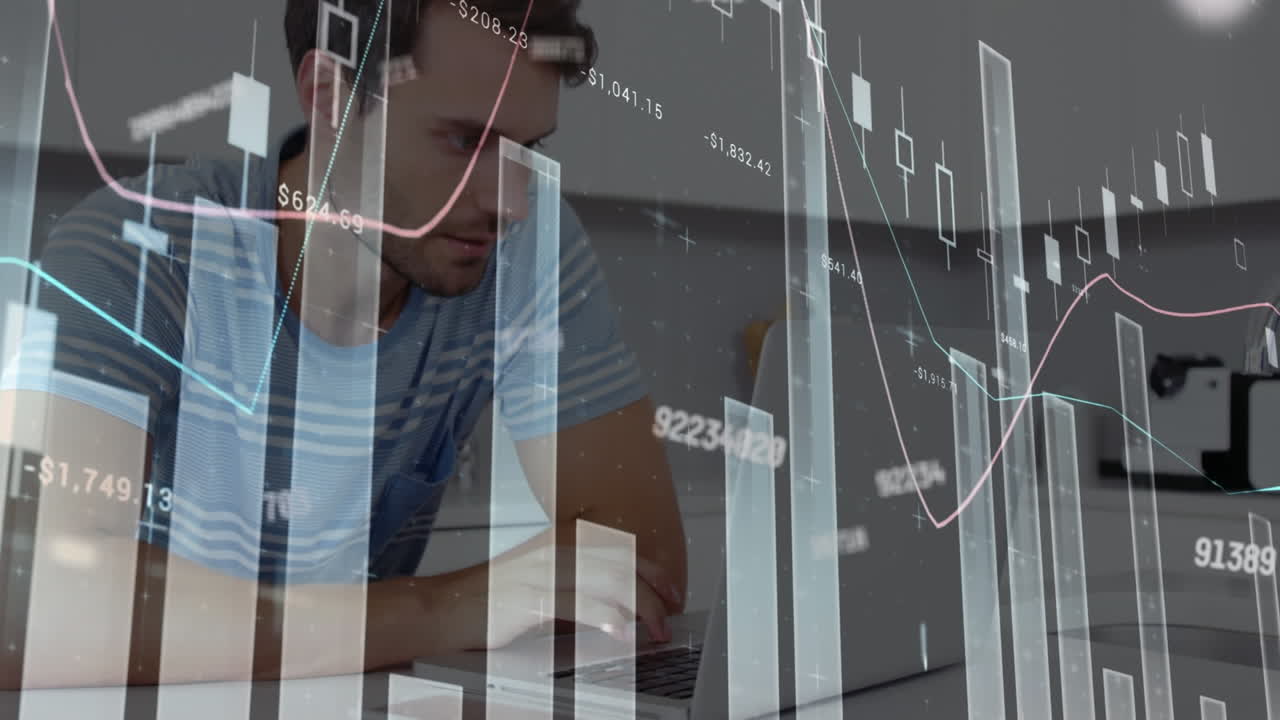 animación de números y procesamiento de datos estadísticos sobre un hombre caucásico estresado usando una computadora portátil.