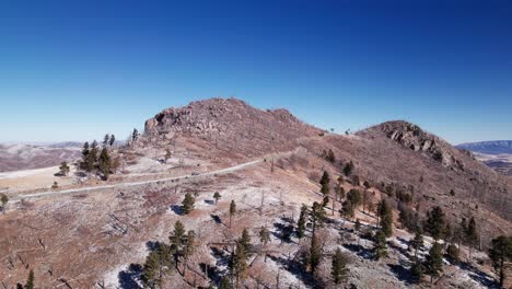 Distant-drone-shot-of-Monjeau-Peak-in-New-Mexico-in-the-winter