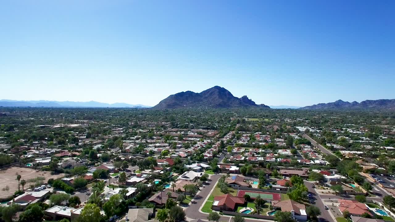 vuelo sin piloto hacia la montaña camelback scottsdale arizona