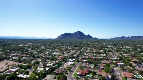 Vuelo-De-Drones-Hacia-La-Montaña-Camelback-Scottsdale,-Arizona