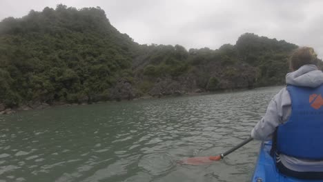 Una-Mujer-En-Un-Kayak,-Remando-Vista-Desde-Atrás