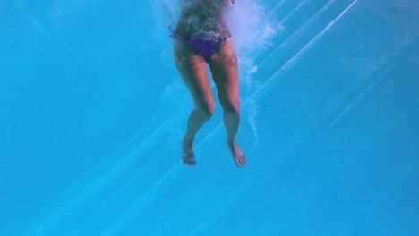 Fitte-Frau-Springt-Ins-Schwimmbad
