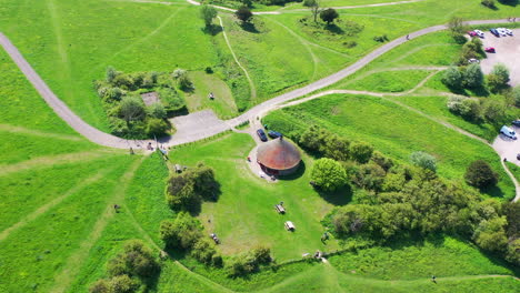 Luftaufnahme-Eines-Weiten-Schwenks-über-Butser-Hill,-Sonniger-Tag,-Großbritannien,-4k