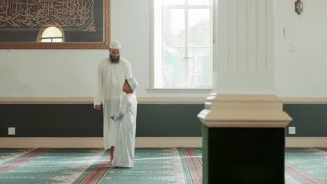 Mezquita,-Islam-Y-Hombre-Llevan-A-Un-Niño-A-Clase-De-Ramadán