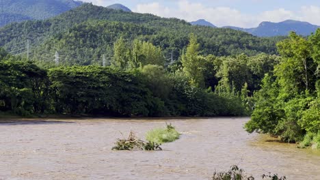 Río-Continuo-Y-Desbordado-Después-De-La-Fuerte-Tormenta-En-Chiang-Mai,-Norte-De-Tailandia