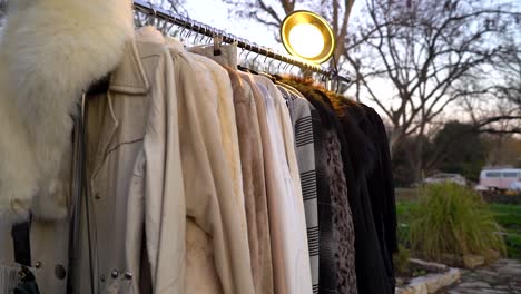 Clothes-sit-on-a-rack-outside