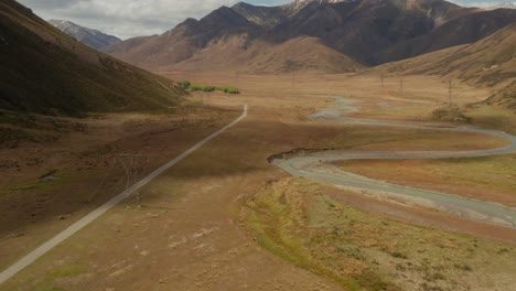 Drohne-Tilt-up-Reveal-Schoss-Ein-Tal-Mit-Einem-Gewundenen-Fluss-In-Neuseeland