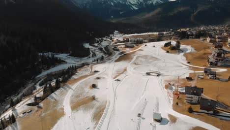 Amplia-Vista-Aérea-Sobre-La-Estación-De-Esquí-De-Montaña-Sappada-En-Italia