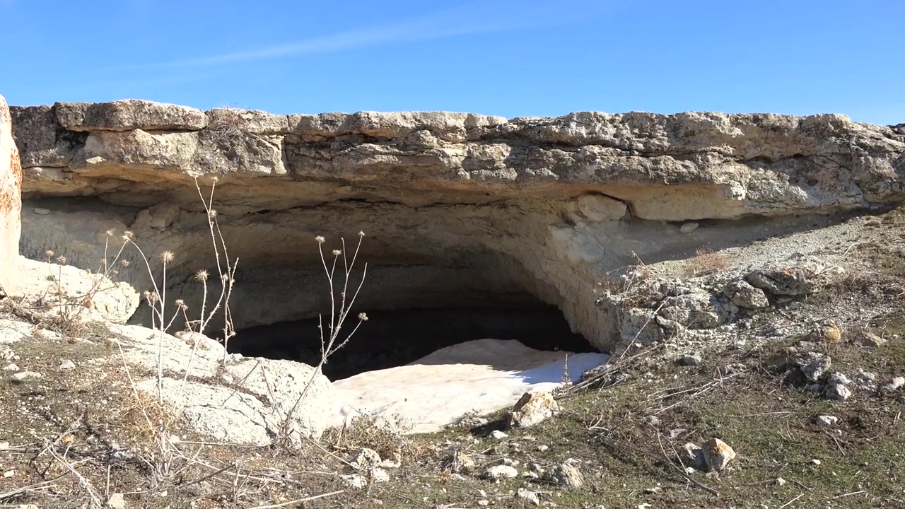 Ingresso di una Piccola Grotta Naturale in un Paesaggio Roccioso