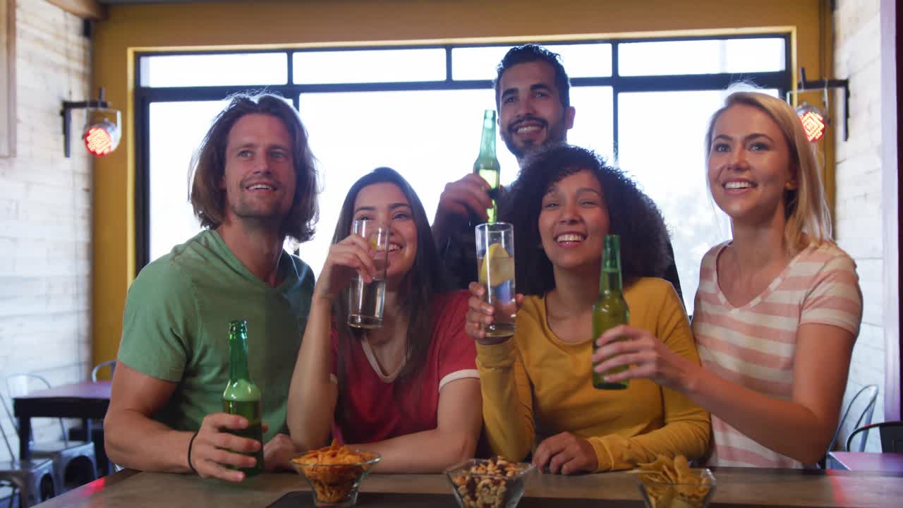 amigos en el bar de un pub divirtiéndose