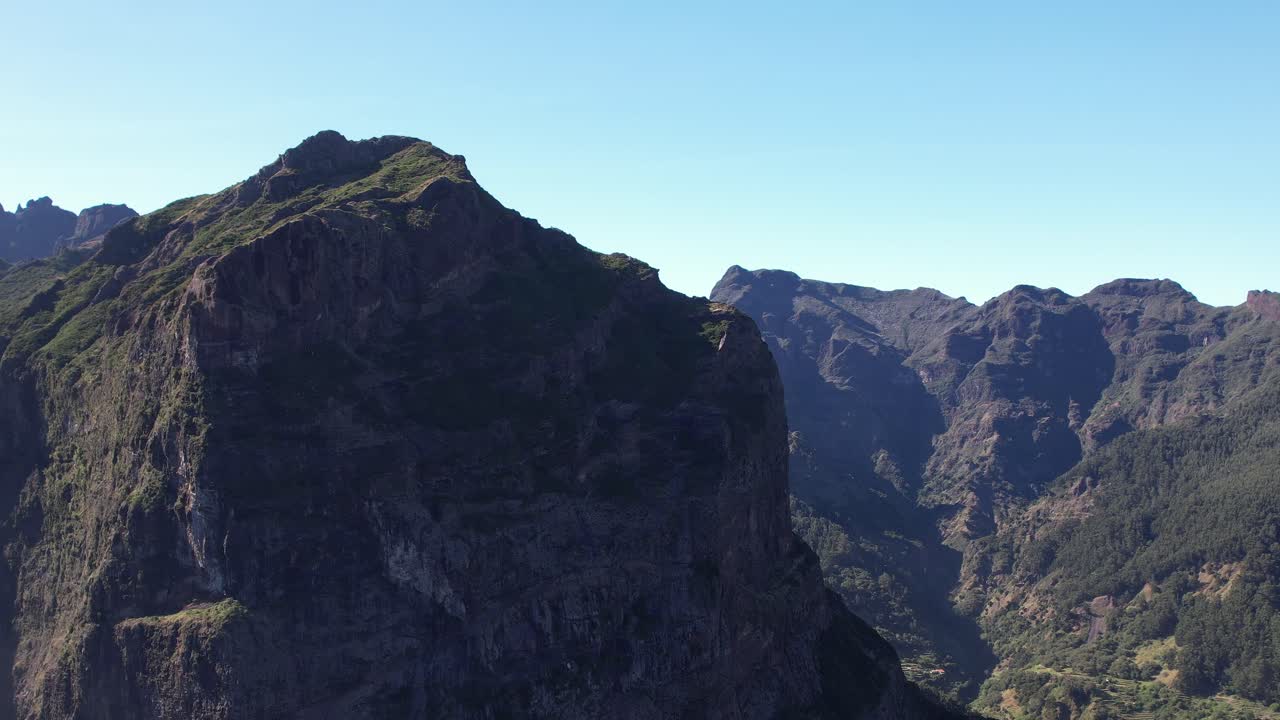 Esplora le montagne mozzafiato e le scogliere di Madeira, in Portogallo, dall'alto