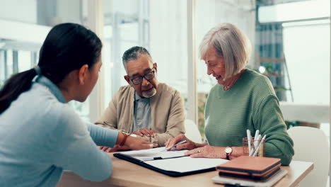 explicando, abogado o pareja de ancianos con contrato