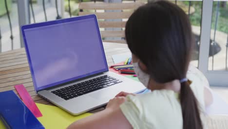 Mädchen-Mit-Gesichtsmaske-Und-Laptop-Zu-Hause