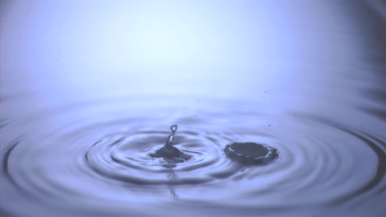 슈퍼 슬로 모션으로 떨어지는 물방울