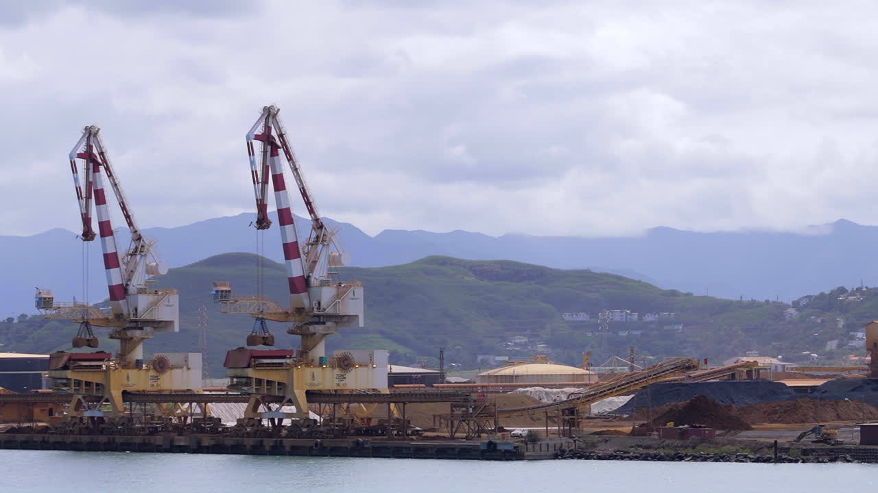 grúas cerca del puerto de carga