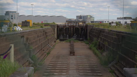 una vista del muelle seco abandonado en el puerto de amberes en bélgica
