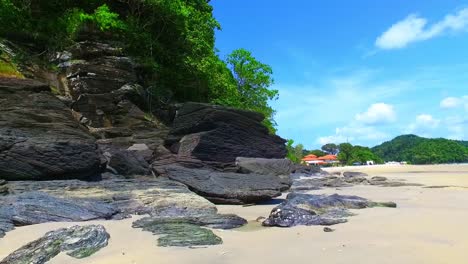 Paradiesischer-Strand-Aus-Weißem-Sand-Mit-Der-Insel-Langkawi,-Malaysia