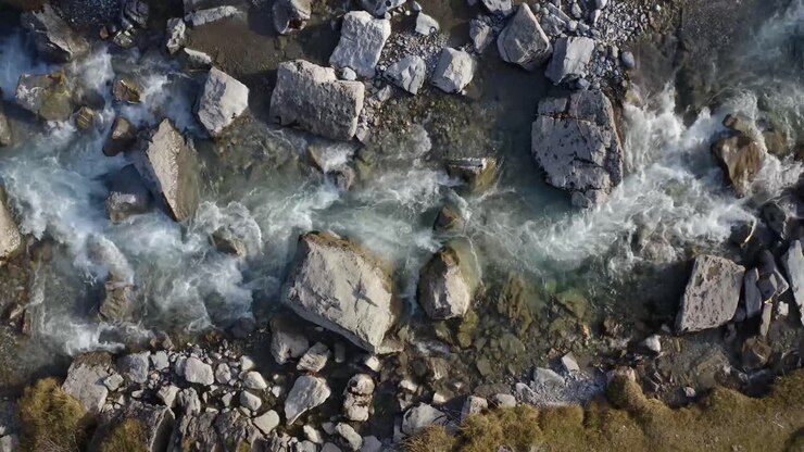 Drone vola alto sopra un ruscello